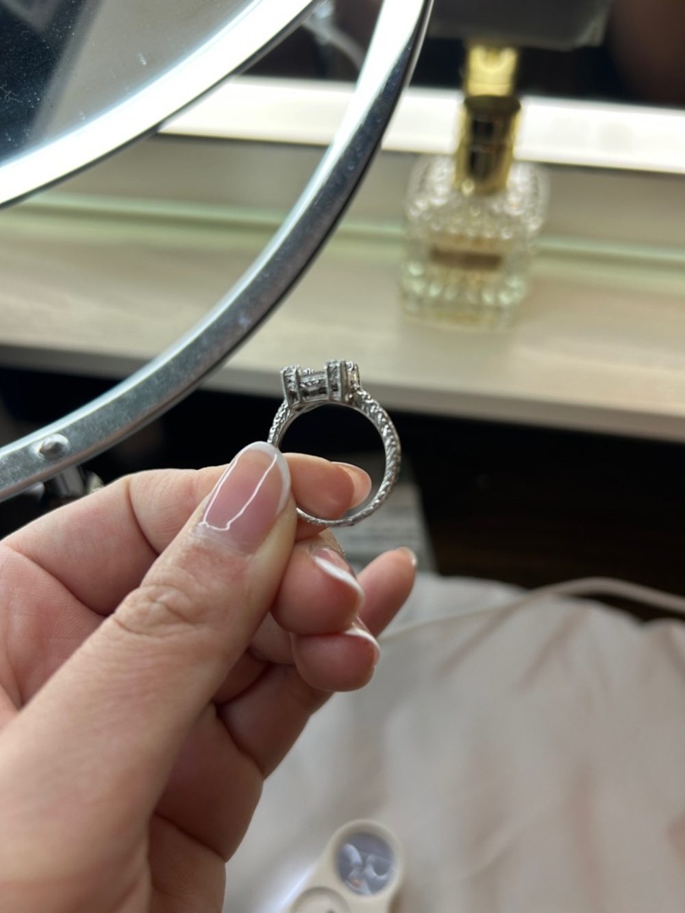 18k solid while gold diamond ring - Picture 5 of 7